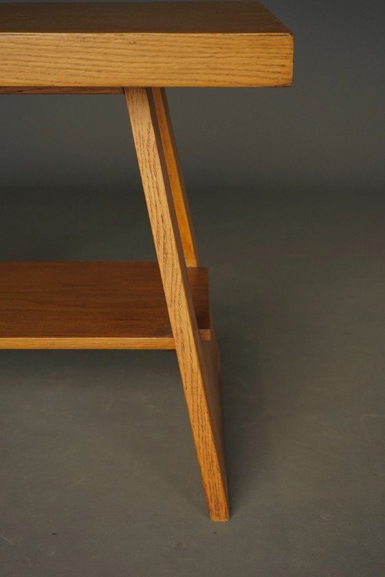 Image 1 of Nederlandse eikenhouten bijzettafel, jaren 1950