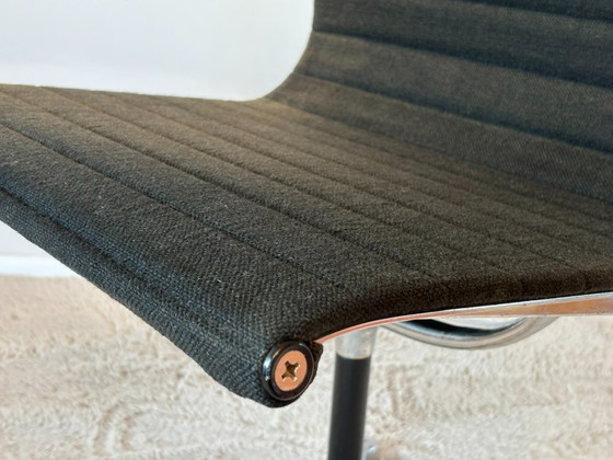 Image 1 of Chaise en aluminium modèle EA 105, conçue par Eames pour Herman Miller, années 1970