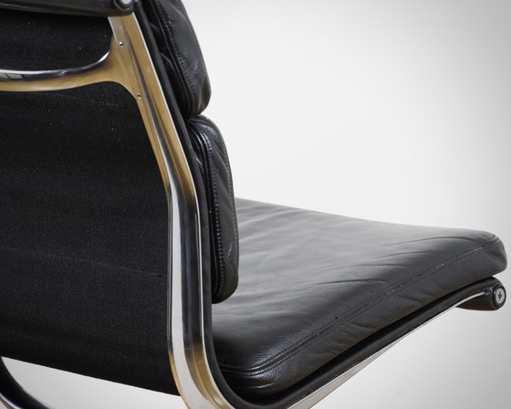 Image 1 of Silla Eames Soft Pad EA 205 de Vitra en cuero negro