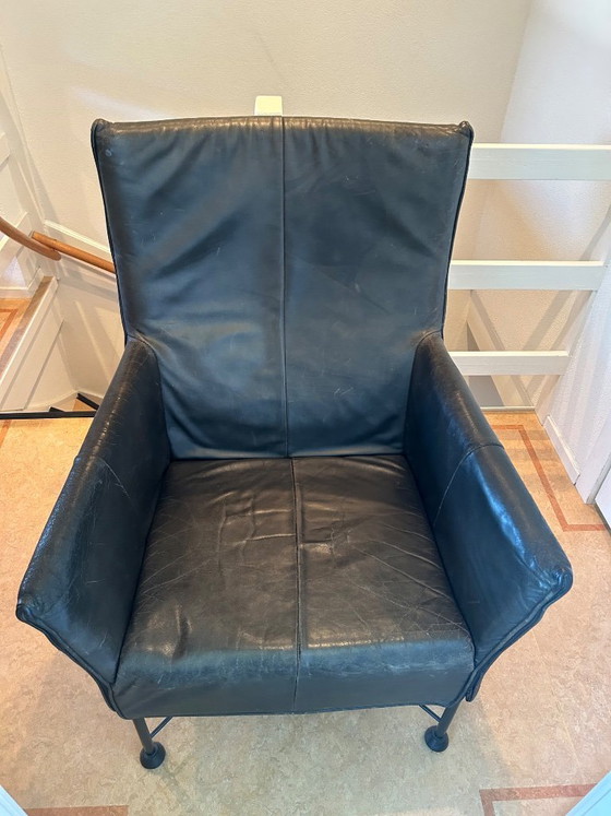 Image 1 of 2 fauteuils Montis Charley en cuir noir et 1 pouf noir