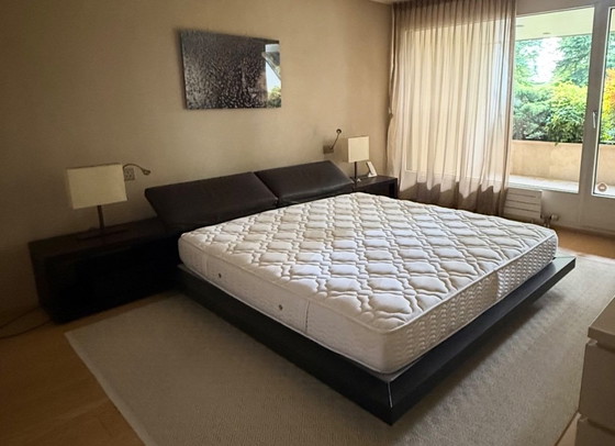 Image 1 of Cama de diseño POLIFORM con mesitas de noche integradas.