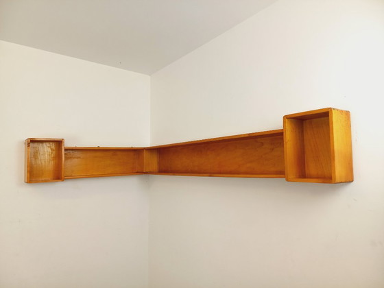 Image 1 of Vintage houten hoekwandplank uit de jaren 60/70