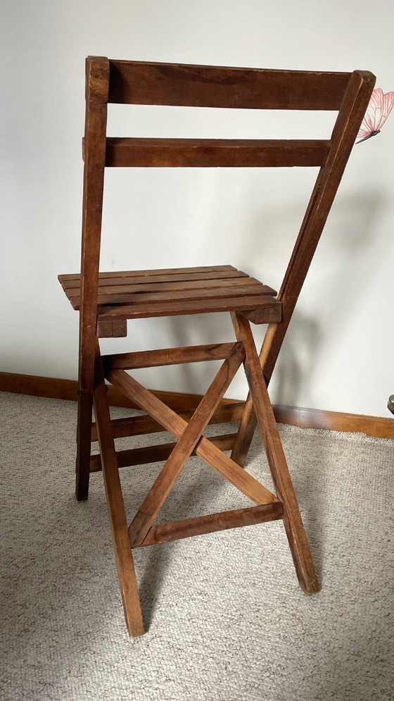 Image 1 of Antieke opklapbare houten stoel, een praktische en geometrische zitplaats. We zijn helemaal gecharmeerd van deze antieke stoel.