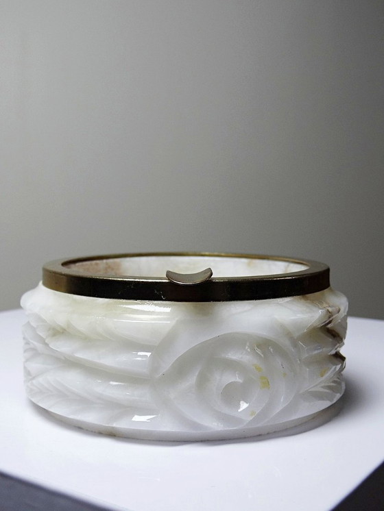 Image 1 of Kleiner, antiker, geschnitzter Alabaster-Aschenbecher aus der Hollywood Regency/Mid-Century-Ära.