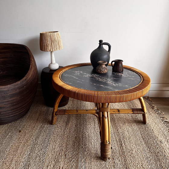 Image 1 of Table basse en bambou et rotin avec plateau en marbre vintage