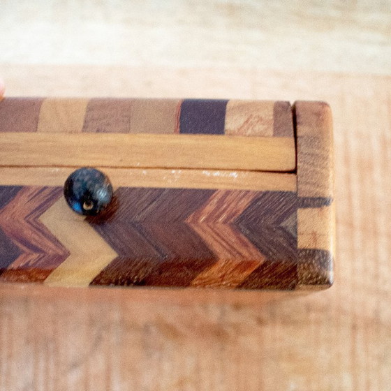 Image 1 of Scatola vintage in legno con intarsio a spina di pesce