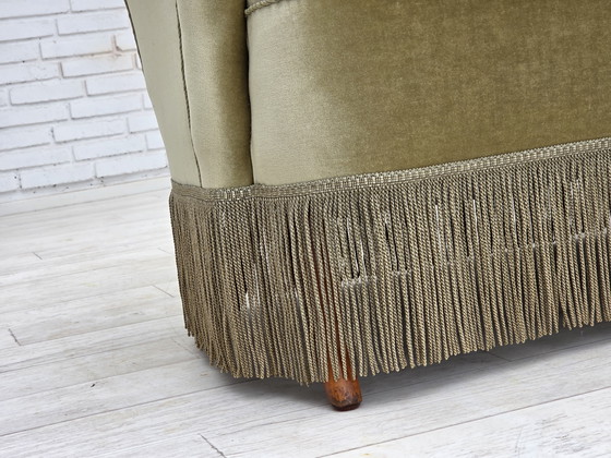 Image 1 of Sofá danés de dos plazas, años 60, terciopelo verde, patas de madera de haya.