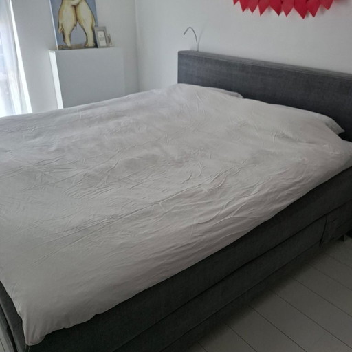 Base de colchón Swiss Sense | Tamaño único 200×220 cm | En perfecto estado + luces