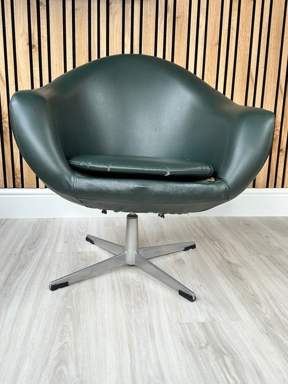 Image 1 of Fauteuil pivotant en vinyle vert foncé style Mid-Century Modern