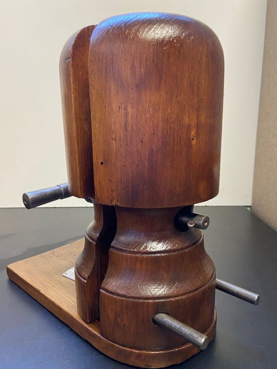 Image 1 of Antieke mal, vorm-, spreid-, span- en vormgereedschap, hoedenmakersgereedschap, begin 1900