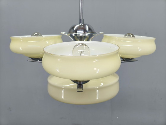 Image 1 of Lustre Bauhaus, Tchécoslovaquie, années 1930, suspension en verre opalin chromé