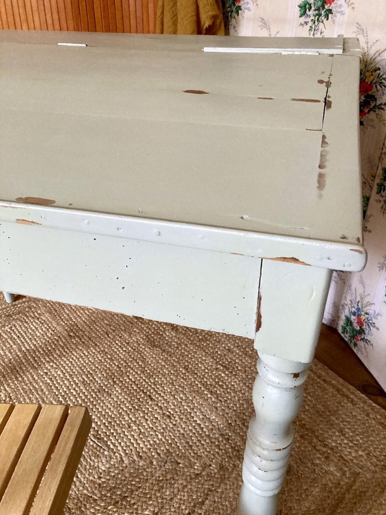 Image 1 of Escritorio antiguo de madera con frente inclinado, frente abatible y patas torneadas