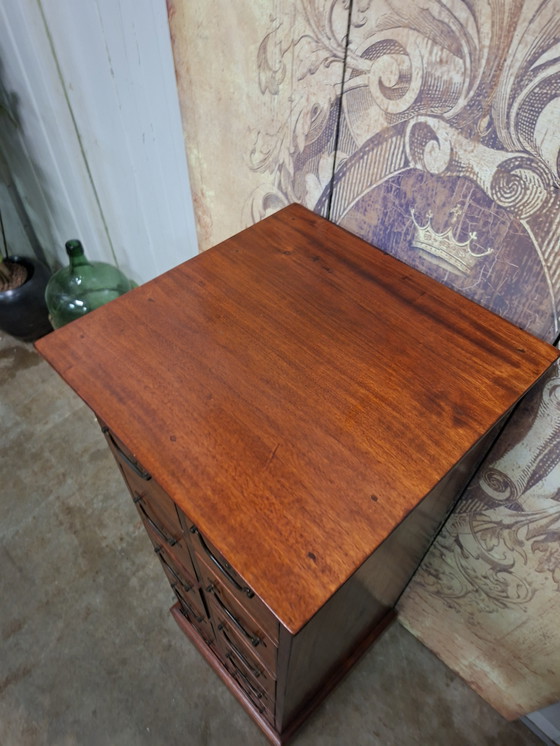 Image 1 of Klassische englische Kommode, Apothekerschrank, Aktenschrank, Maße: 45 x 45 cm und 120 cm hoch.