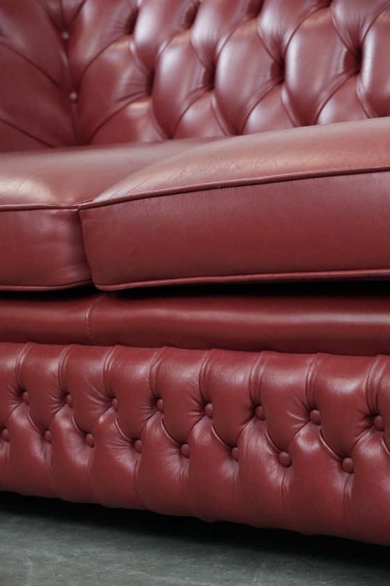Image 1 of Divano Chesterfield inglese in pelle di mucca da 2,5 posti in uno splendido colore rosso