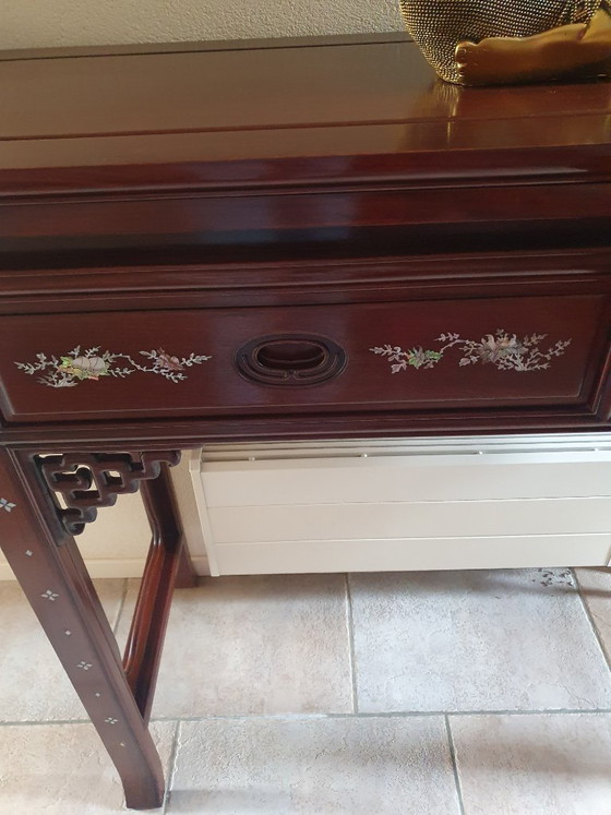 Image 1 of Exclusieve Thaise Altaartafel (142cm) – Handgemaakt met Veelkleurig Parelmoer
