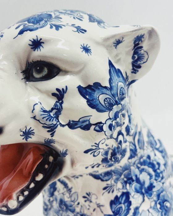 Image 1 of Sculpture de tigre en céramique - Bleu de Delft