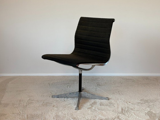 Image 1 of Chaise en aluminium modèle EA 105, conçue par Eames pour Herman Miller, années 1970