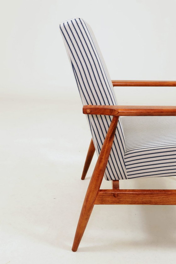 Image 1 of Poltrona in stile Mid-Century Modern con poggiapiedi in legno e tessuto di cotone a righe.