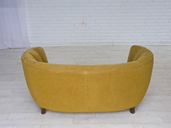 Image 1 of Dänisches 2-Sitzer-Sofa „Banane“ aus den 1960er Jahren, Bezug aus Velours, Buchenholz