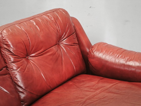 Divano tre posti in pelle rossa danese moderno anni '70, design scandinavo, Divani 3 posti, Legno, Rosso (foto 9 di 15)
