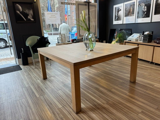 Table en chêne de prestige, une pièce maîtresse.