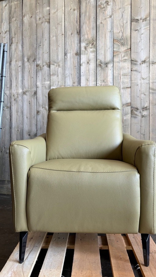 Sillón reclinable eléctrico nuevo de Poltronesofà en elegante color beige/camel.