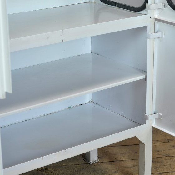 Armoire médicale vintage, années 1970, Vitrines, Verre, Fer, Blanc, Industrieel (photo 5 sur 10)