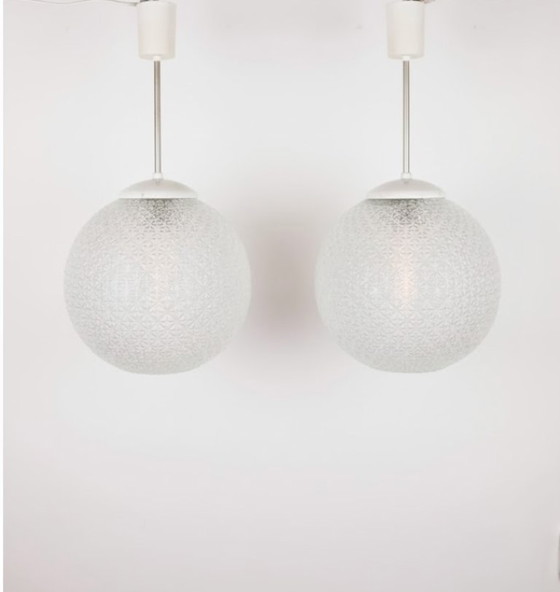 Image 1 of Set di 2 lampade a sospensione identiche in vetro di metà secolo, Polonia anni '60