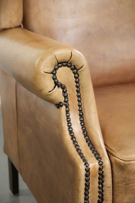 Image 1 of Mooie lichte rundleren oorfauteuil met een tijdloze Engelse uitstraling en een goed zitcomfort