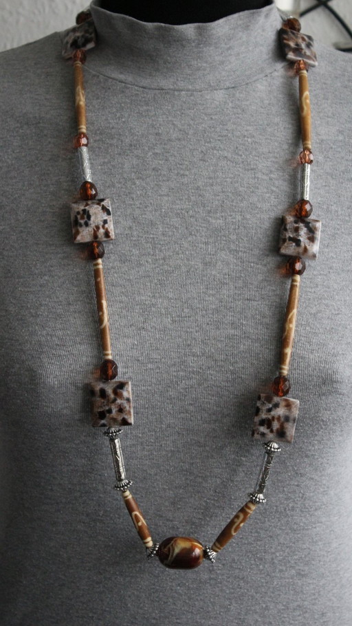 Handgemaakte statementketting met grote blokken in luipaardprint – gegarandeerd een blikvanger.