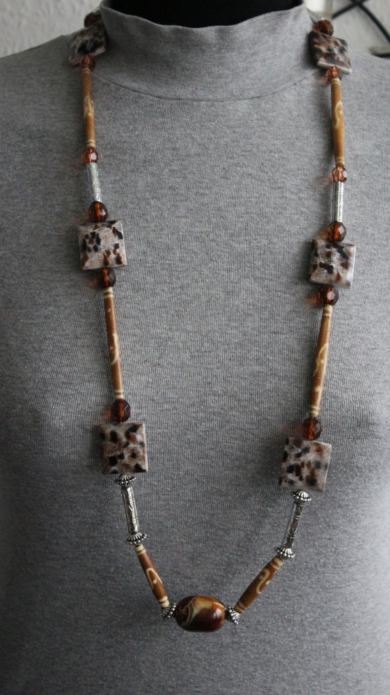 Image 1 of Handgemaakte statementketting met grote blokken in luipaardprint – gegarandeerd een blikvanger.