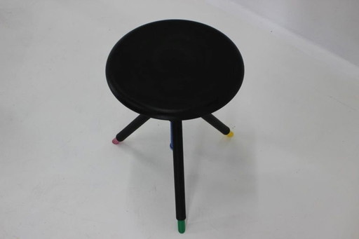 Italiaanse postmoderne verstelbare eettafel met schroefpoten en vier krukken in de stijl van Vico Magistretti, jaren 70.