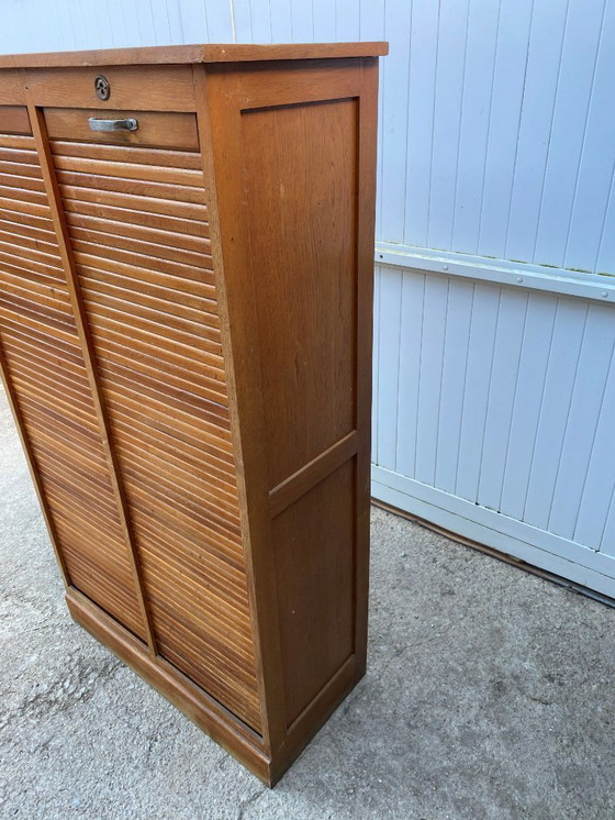 Image 1 of Eikenhouten archiefkast met dubbele kolom en gordijn uit de jaren 50