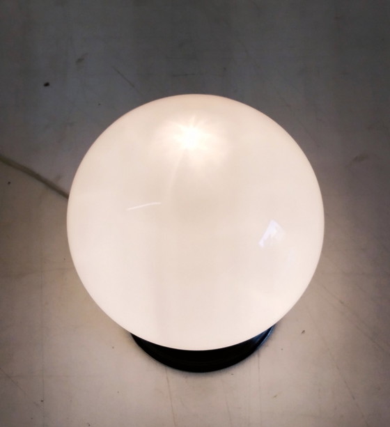 Image 1 of Plafond- of wandlamp met bolvormige opaalglazen kap, diameter: 20 cm - begin 20e eeuw