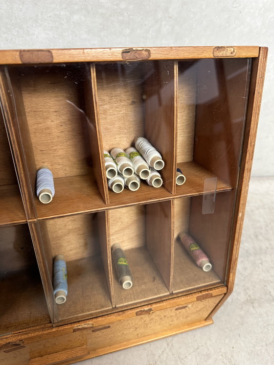 Image 1 of Vintage display case/counter - 'Guitare' Elastique de Luxe