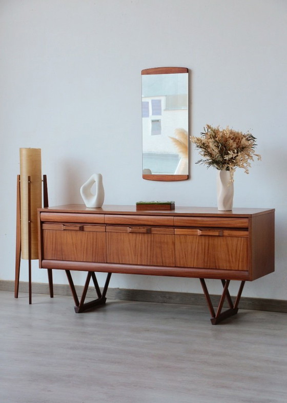 Image 1 of Elliotts of Newbury Low Dressoir: een icoon van mid-century design in teakhout
