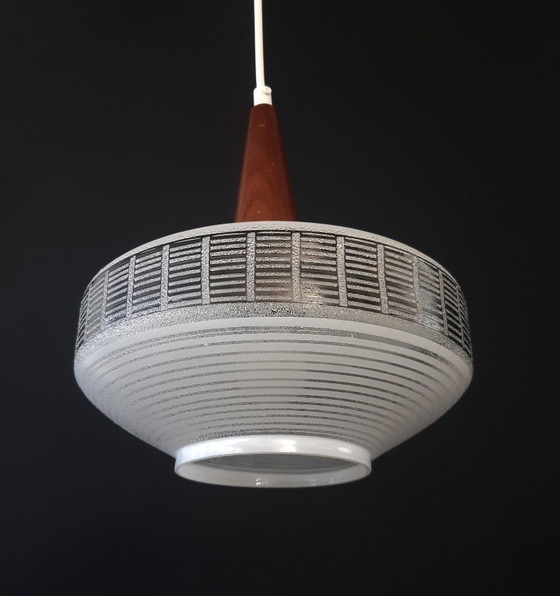 Image 1 of Vintage melkglazen hanglamp met hout, 1960s, mcm lamp, minimalistisch hallamp zwart wit glas