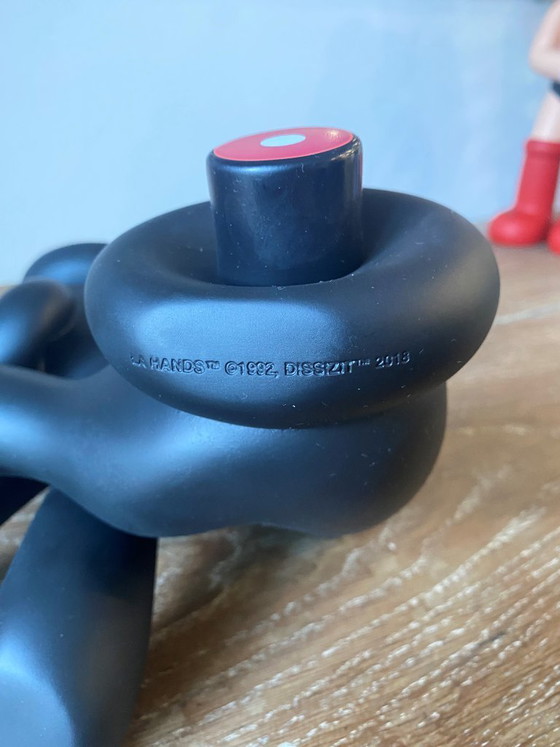 La Hands Vinylfigur The Slick Black Edition, limitierte Auflage von 100 Stück, 2018 – Bildhauerei, Plastic (photo 8 of 20)