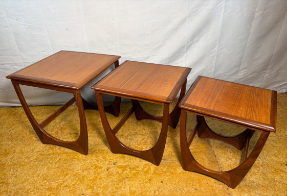 Ensemble de tables gigognes en teck style rétro vintage des années 50, signé G Plan (1960). Cet ensemble de (photo 7 of 12)