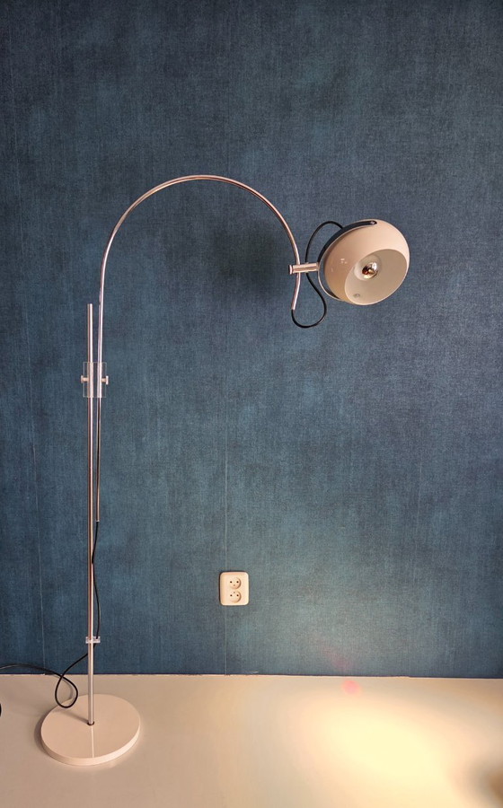 Image 1 of Lampadaire vintage - Lampe arquée avec globe | blanc crème - années 1970