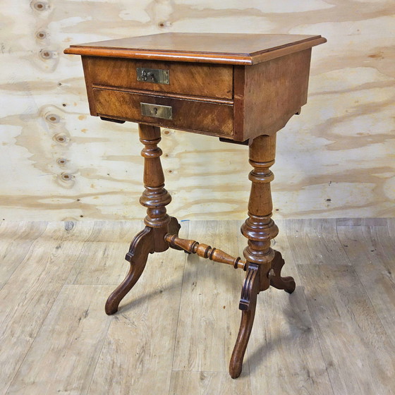 Image 1 of Mesa de costura / mesa auxiliar antigua de nogal (siglo 19) Biedermeier / mesa auxiliar antigua única