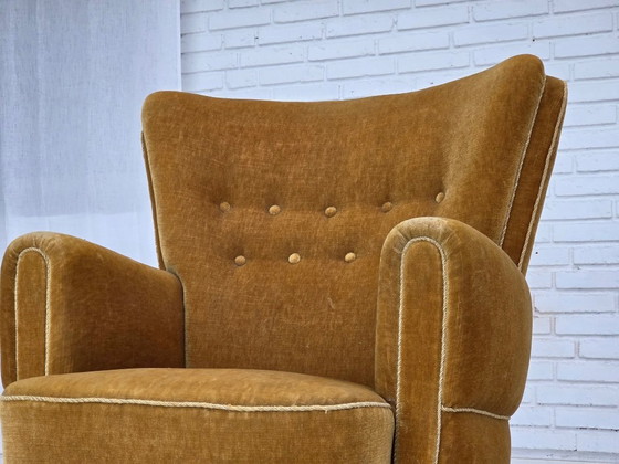 Image 1 of Fauteuil relax danois des années 1960, revêtement d'origine en velours jaune miel.