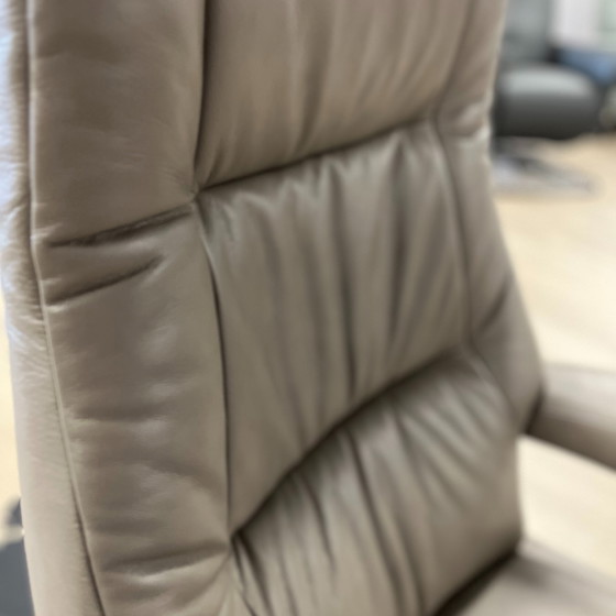 Image 1 of La poltrona reclinabile Future Castores S con supporto in piedi