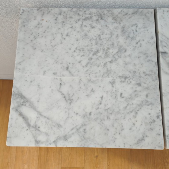 Image 1 of Ensemble de tables de chevet/comptoirs anciens avec plateau en marbre. Prix de l'ensemble