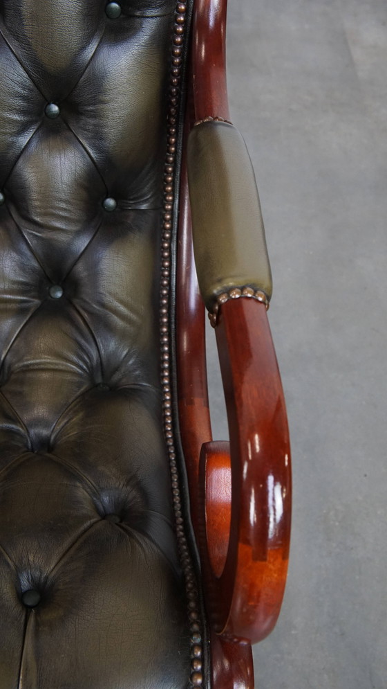 Image 1 of 2 poltrone Chesterfield inglesi in pelle di mucca verde con legno