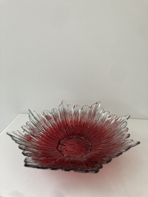 Image 1 of Classico di metà secolo: ciotola a forma di foglia in vetro con centro rosso