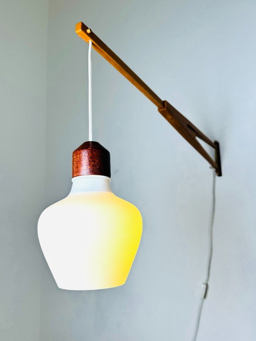 Grande applique murale extensible à bras pivotant en bois et verre opale, Suède, années 1950