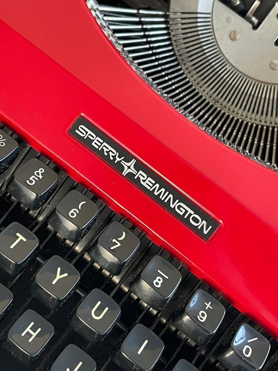 Image 1 of Machine à écrire vintage Sperry Remington Idol rouge années 1980, style rétro