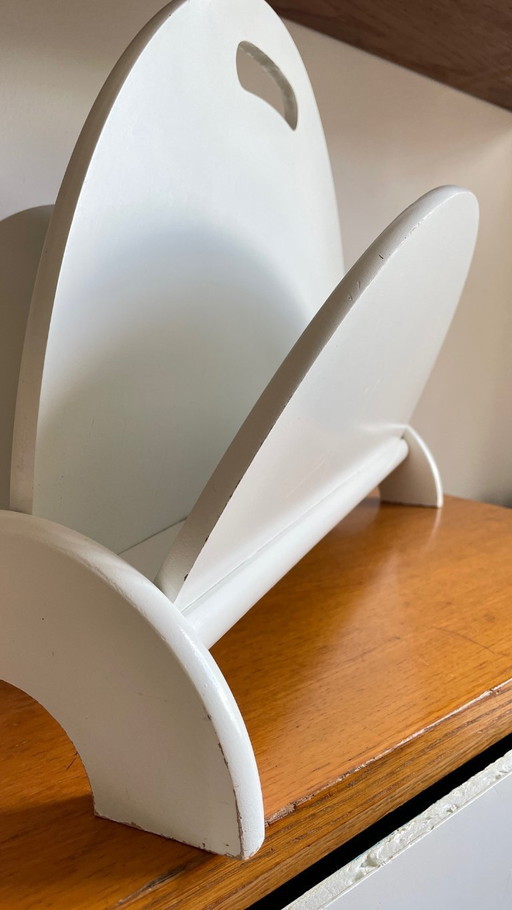 Elégant et Rare Porte-Revues en Bois Géométrique Blanc des Années 80. 1 pièce Chic et de Caractère qui va vite trouver sa place 