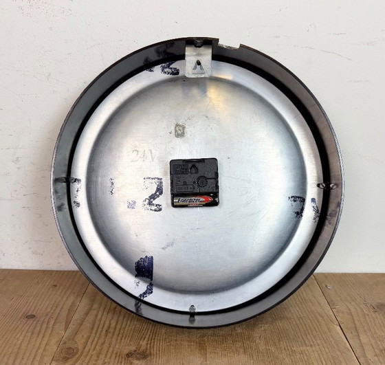 Image 1 of Industriële bruine bakelieten fabriekswandklok van Pragotron, jaren 60